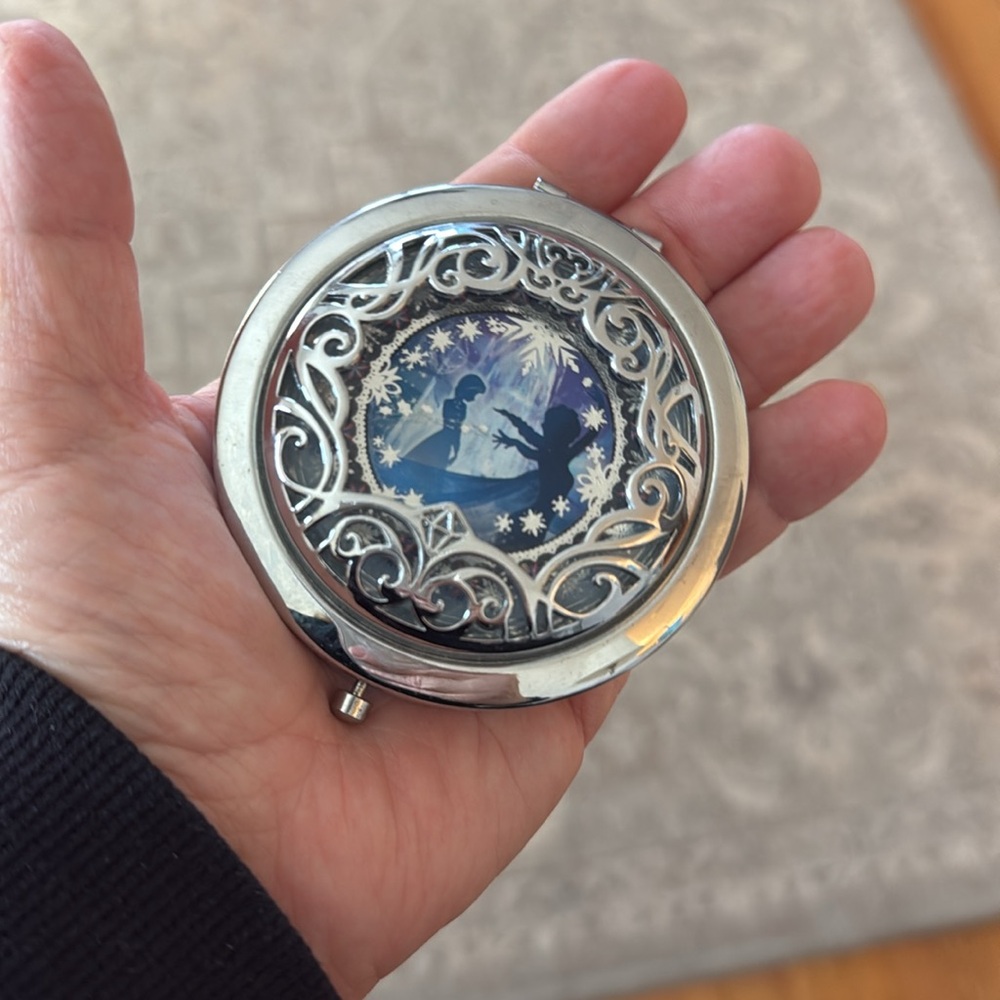 Exclusive FROZEN Disney Compact: Strong Bond, Strong Heart NWOT
